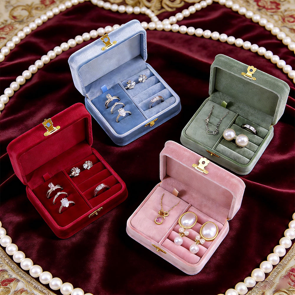 Personalized Name Box - กล่องเครื่องประดับกำมะหยี่แบบปรับแต่งได้ มาพร้อมกับตัวล็อกสำหรับคาดเอว ใช้เก็บแหวนและต่างหูวินเทจ สามารถปรับแต่งชื่อได้ เหมาะเป็นของขวัญสำหรับเพื่อนในการเดินทาง