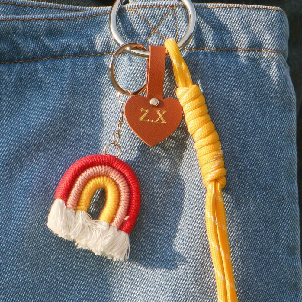 พวงกุญแจหนังรูปหัวใจพร้อมอักษร - Monogram Keychain Leather บทวิจารณ์และราคา
