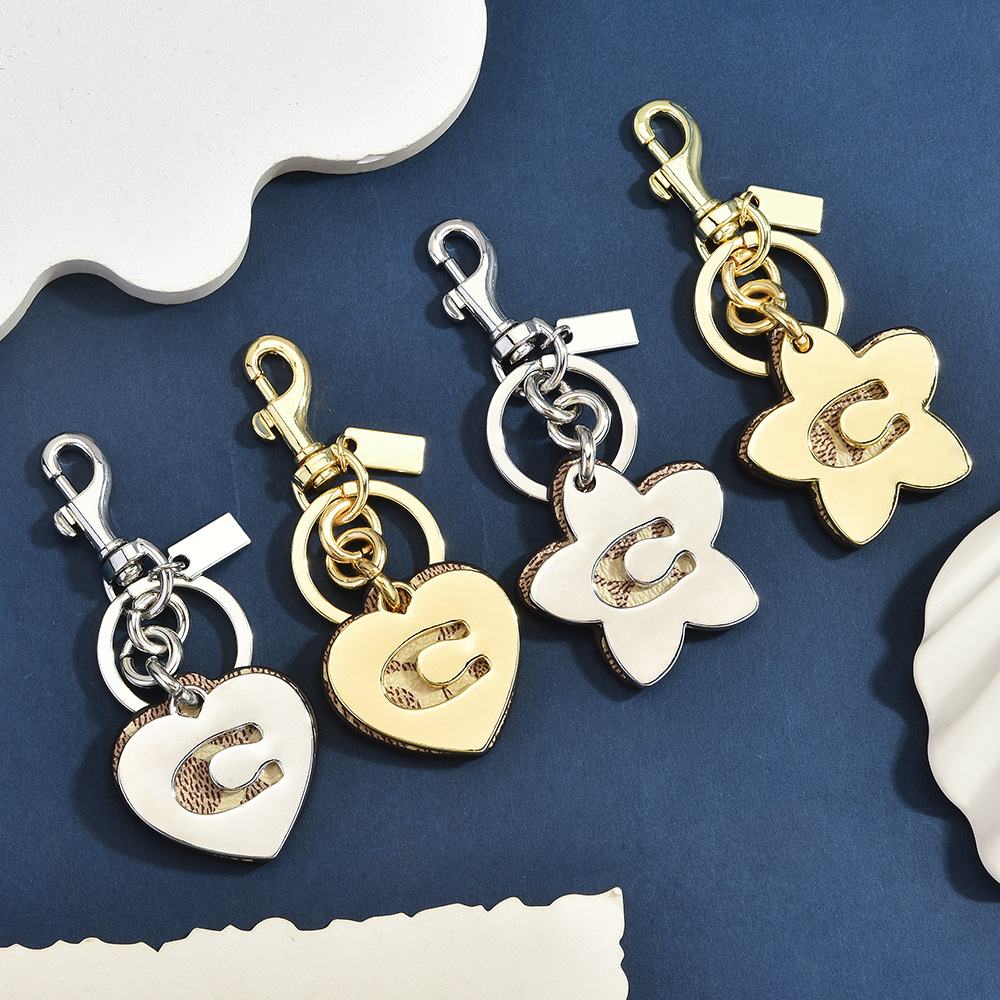 พวงกุญแจจี้กระเป๋า Initial C M - Monogram Keychain Leather บทวิจารณ์และราคา